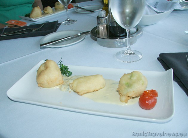 Sezonas dārzeņu tempura ar zilā siera mērci, kas tiek ieteikts ar Jaunzēlandes Villa Maria Riesling vīnu 35752