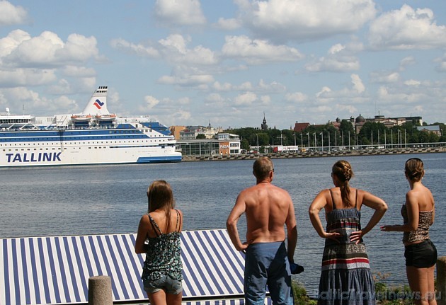 Restorāna viesi var baudīt skatu uz Rīgas Pasažieru ostu un Vecrīgu 35756