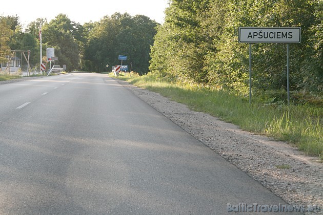 Braucot gar Kurzemes jūrmalu no Rīgas, sastop apmēram pēc 50 km apdzīvoto vietu Apšuciems 35843