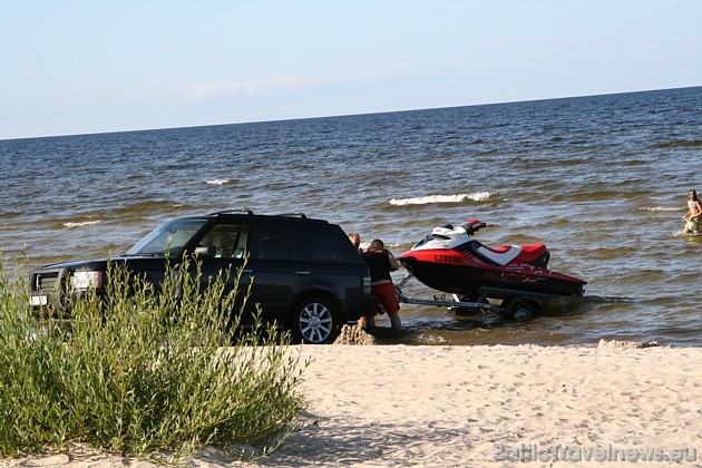 Dažreiz pludmalē ierodas ūdens motocikli 35855