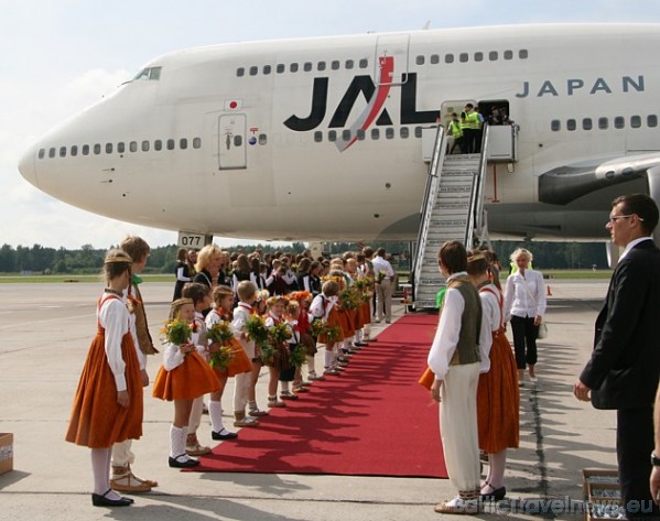 Latvijas puse sagaidīja viesus ar tautas dziesmām un pļavu ziedu kušķiem 35867