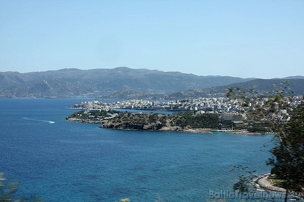Mirabello piekraste ar Agios Nikolaos pilsētu veido vienu no salas pievilcīgākajām vietām. Agios Nikolaos atrodas salas vislielākā – Mirabello līča kr 35943