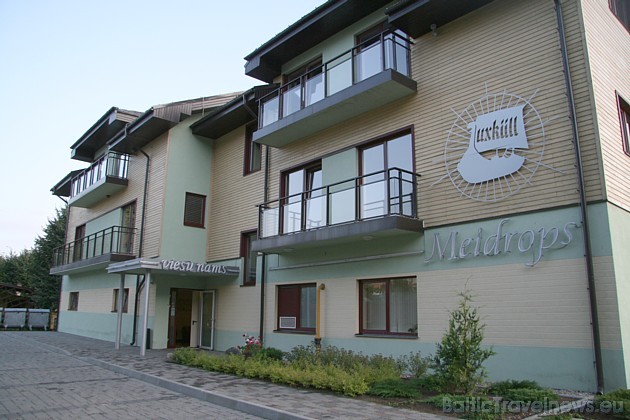 Viesu nama 15 labiekārtotos numuriņos ar visām ērtībām (dušu vai vannu, WC, TV, minibāru) varam izguldīt 42 viesus. Istabas ir gaišas un plašas (no 23 Viesu nama 15 labiekārtotos numuriņos ar visām ērtībām (dušu vai vannu, WC, TV, minibāru) varam izguldīt 42 viesus. Istabas ir gaišas un plašas (no 23 36106