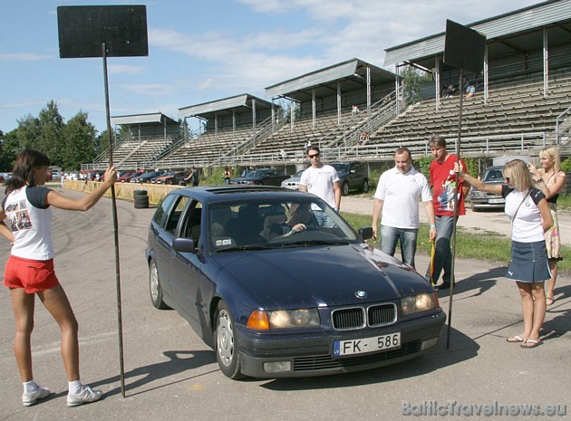 BMW automašīnas autovadītājs nosaka attālumu starp spoguļiem un tad cenšas paša nostādītajos vārtos iebraukt 36151
