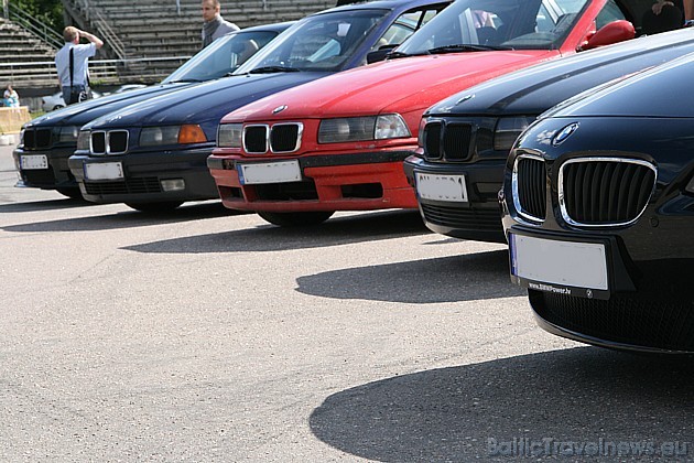 BMW automašīnas gatavojas sacensībām 36156