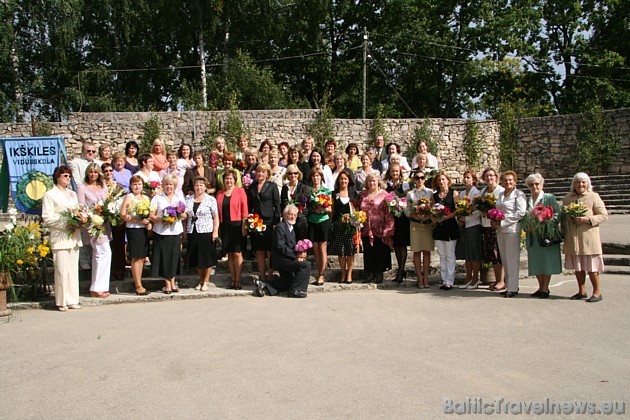 Ikšķiles vidusskolas mācību spēku kolektīvs, saimniecības personāls un vecie skolotāji, kuri ilgus gadus veltījuši skolai Ikšķiles vidusskolas mācību spēku kolektīvs, saimniecības personāls un vecie skolotāji, kuri ilgus gadus veltījuši skolai 36544