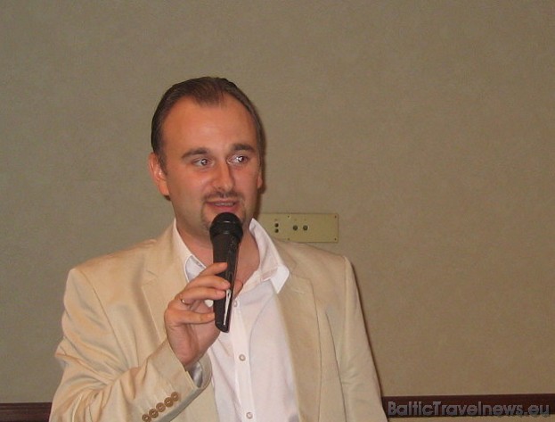 Leonīds Močeņovs (Novatours valdes loceklis) sveicinā ceļojumu aģentus, kuri ierādās prezentācijā