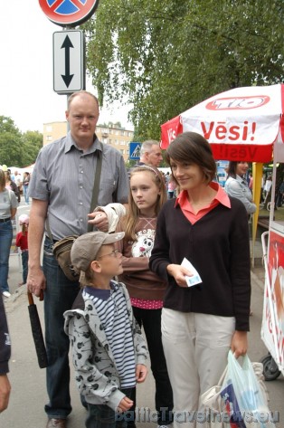 Star Tours organizētajā pasākumā, kas notika Jelgavas svētku ietvaros, piedalījās arī ģimenes ar bērniem Star Tours organizētajā pasākumā, kas notika Jelgavas svētku ietvaros, piedalījās arī ģimenes ar bērniem 36821