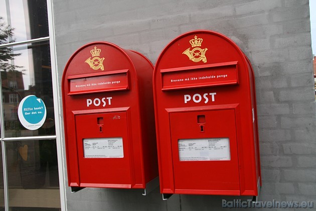 Dānijas pilsētas ik uz soļa var pamanīt košās pasta kastītes, kur viena ir vietējiem sūtījumiem, bet otra - ārvalstu sūtījumiem 36871