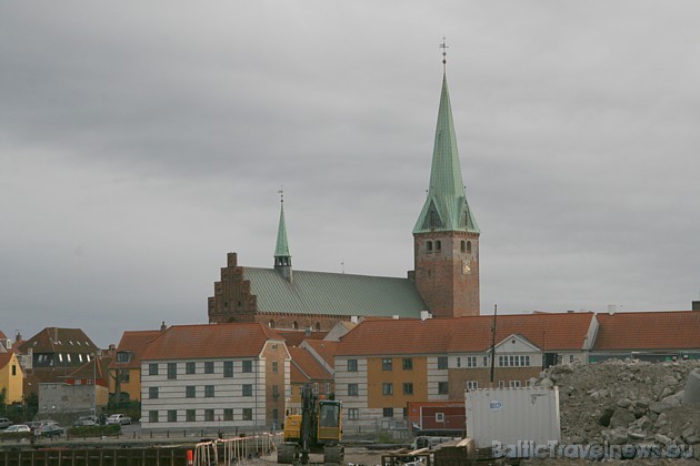 Vairākas pilsētas baznīcas ir būvētas 15. un 16.gadsimtā, bet vienlaikus var redzēt arī aktīvu būvniecību mūsu laikos Vairākas pilsētas baznīcas ir būvētas 15. un 16.gadsimtā, bet vienlaikus var redzēt arī aktīvu būvniecību mūsu laikos 36873