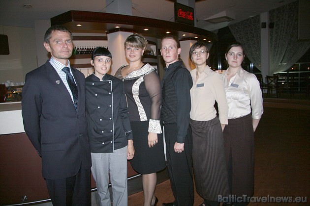 Someljē Aleksandrs Guļajevs, pavāre Oksana Krasovska, viesnīcas vadītāja Ruta Sarkane, viesmīlis Oļegs Porietis un palīdzes Someljē Aleksandrs Guļajevs, pavāre Oksana Krasovska, viesnīcas vadītāja Ruta Sarkane, viesmīlis Oļegs Porietis un palīdzes 36966