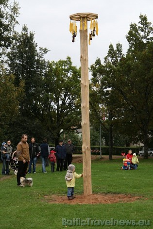 Ikšķile svin Miķeldienu. Senajā laika skaitīšanas sistēmā Miķeļi iezīmē rudens saulgriežus, kad saule nonākusi pusloka viduspunktā, un diena un nakts Ikšķile svin Miķeldienu. Senajā laika skaitīšanas sistēmā Miķeļi iezīmē rudens saulgriežus, kad saule nonākusi pusloka viduspunktā, un diena un nakts 37037