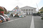 Bērnu un jauniešu zīmējumu piramīda, kas finansēta ar vācu pilsētas Veimāras atbalstu, kas 1999.gadā bija Eiropas kultūras galvaspilsēta 14