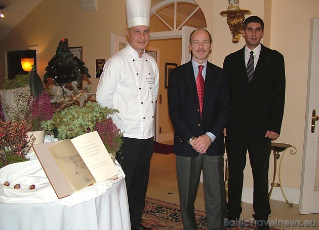 Viesnīcas Grand Palace Hotel medījumu mēnesi prezentē - šefpavārs Inards Straume, viesnīcas direktors Bernhards Loew un mārketinga direktors Raivis Ni Viesnīcas Grand Palace Hotel medījumu mēnesi prezentē - šefpavārs Inards Straume, viesnīcas direktors Bernhards Loew un mārketinga direktors Raivis Ni 37324