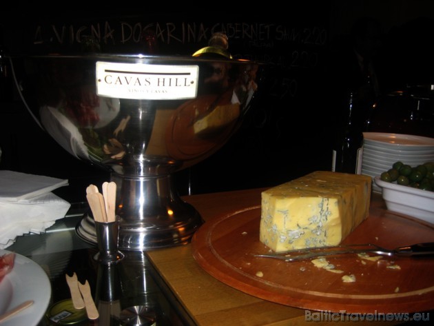 Vīna izbaudīšanā iederas arī piemērots siers, kam jābūt saskaņotam ar vīna garšas buķeti 37665