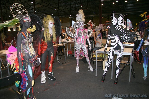 Body art pirmā vērtēšanas kārta notika pie galdiņiem 37816