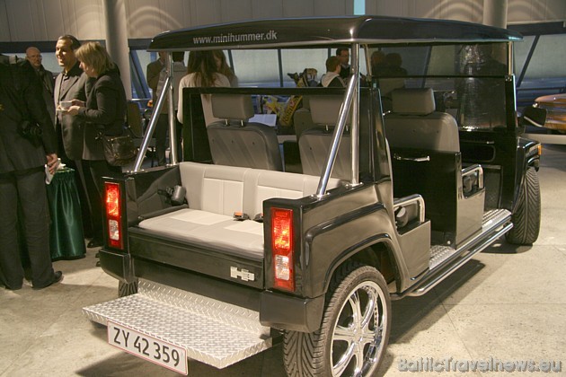 Šai elektriskajai automašīnai ir pēc pasūtījuma izgatavotas 15 collu riepas, robota alumīnija šasija un īsts HUMMER hroma režģis Šai elektriskajai automašīnai ir pēc pasūtījuma izgatavotas 15 collu riepas, robota alumīnija šasija un īsts HUMMER hroma režģis 38197