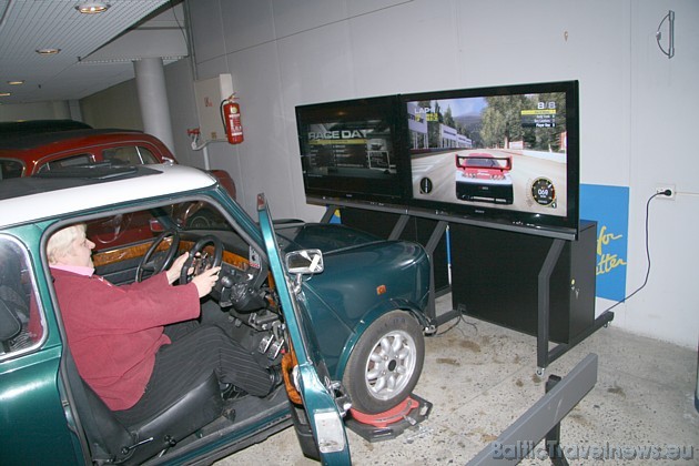 Motormuzeja apmeklētājiem ir iespēja doties trasē ar datora automobili, bet sēžot īstā automašīnā Motormuzeja apmeklētājiem ir iespēja doties trasē ar datora automobili, bet sēžot īstā automašīnā 38210