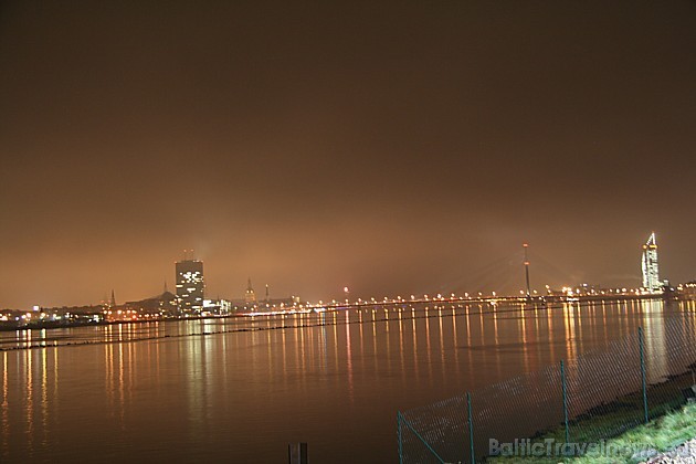 Vakara skats uz Vecrīgu un Vanšu tiltu no restorāna Ostas skati terases 38385