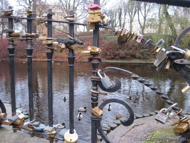 Viens no romantiskākajiem kanāla tiltiņiem - kāzu dienā jaunais pāris pie kāda tilta pieslēdz slēdzeni, kas simbolizē mūžīgu mīlestību un kopdzīvi Viens no romantiskākajiem kanāla tiltiņiem - kāzu dienā jaunais pāris pie kāda tilta pieslēdz slēdzeni, kas simbolizē mūžīgu mīlestību un kopdzīvi 38419