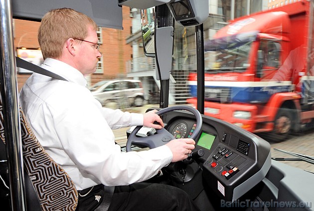 Nākotnes autobuss uz 100 km patērē 10-14 kg ūdeņraža un ar vienu ūdeņraža ''degvielas bāku'' var nobraukt 250 km, bet ar elektromotoru 5 km 38453