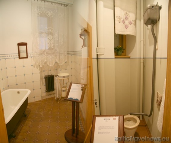Vannas istabā var apskatīt vannu ar varenām lauvas ķepām. Tualetes ar nolaižamo ūdeni parādījās jau 19.gs.beigās, un kļūst par moderna mājokļa neatņem 38474