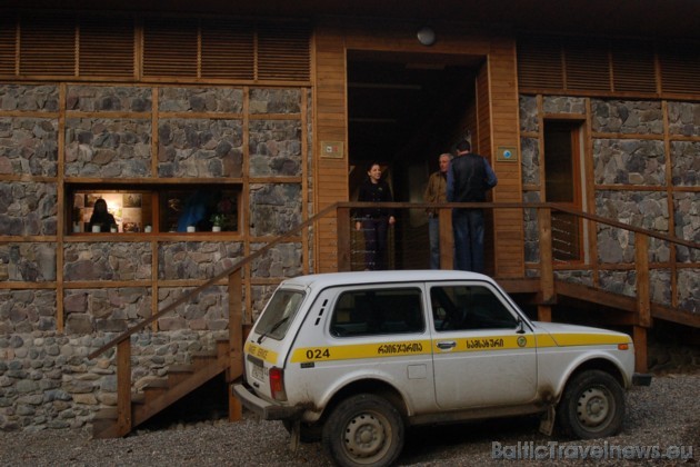 Mtiralas nacionālā parka darbinieki lepojas ar Čakvistavi ciematā uzcelto jauno apmeklētāju centru, kurš pieejams arī cilvēkiem ratiņkrēslos. Centrā daudz fotogrāfiju par turienes dabas un kultūrvēsturisko mantojumu un mājīgas istabiņas 
