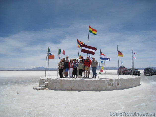 Latvijas karogs atradis savu vietu sāls tuksnesī, Bolīvijā 38795
