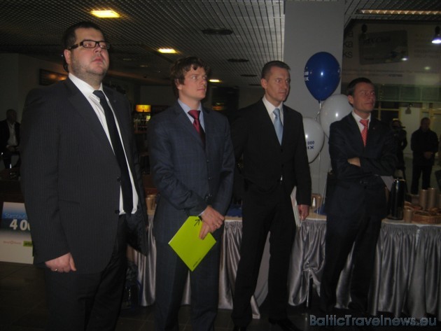 Lindu svinīgi sveica lidostas valdes priekšsēdētājs Krišjānis Peters un nacionālās lidsabiedrības airBaltic viceprezidents Jānis Vanags... 38863