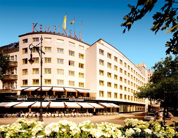 Vairāk informācijas un rezervēšanas iespējas Kempinski Hotel Bristol Berlin var atrast interneta vietnē www.kempinskiberlin.de Vairāk informācijas un rezervēšanas iespējas Kempinski Hotel Bristol Berlin var atrast interneta vietnē www.kempinskiberlin.de 39360
