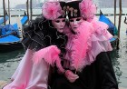 Košās maskās tērptas sievietes Venēcijas karnevālā 19