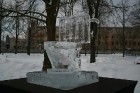 Lai skatītājus priecētu ar papildus ledus mākslas objektiem (ledus bārs, u.c.) no Jelgavas apkārtnes ūdenskrātuvēm tika izzāģēts dabīgi sasalušais upe 5