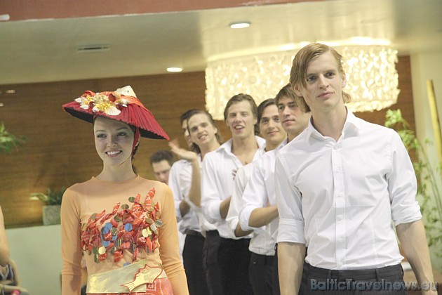 Konkursa Mis un Mr Latvija dalībnieki demonstrē Roberta Krauzes kleitas 41375