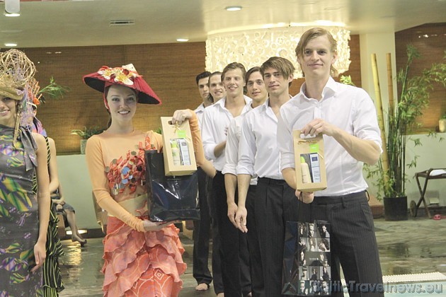 Konkursa Mis un Mr Latvija dalībnieki saņem dāvanas no konkursa atbalstītājiem Schwarzkopf Professional 41377