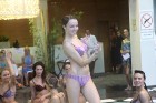Konkursa Mis Latvija dalībnieces demonstrē Rosme organza auduma veļu 7