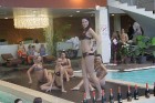 Konkursa Mis Latvija dalībnieces demonstrē Rosme organza auduma veļu 9