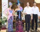 Konkursa Mis un Mr Latvija dalībnieki demonstrē Roberta Krauzes kleitas 46