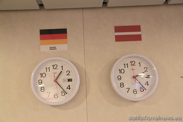 Uz kuģa dzīve notiek pēc Vācijas laika, bet par LV laiku atgādina pulkstenis 41456