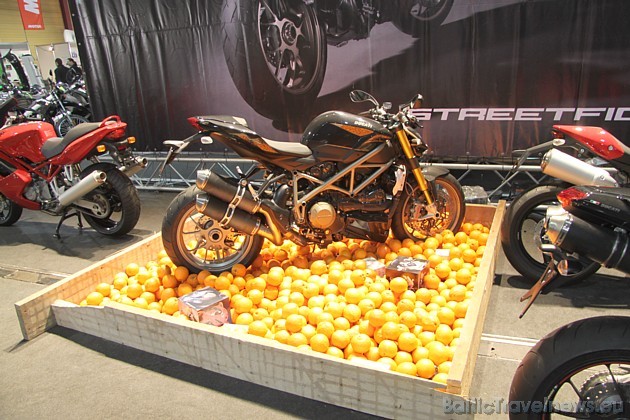 Itāļu motocikli Ducati apelsīnu kastē 41530