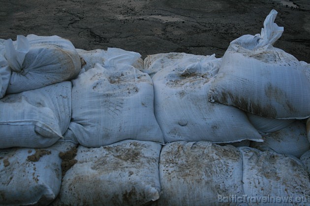 Smilšu maisi valnī nodrošina aizsardzību pret ūdens plūdiem 41596