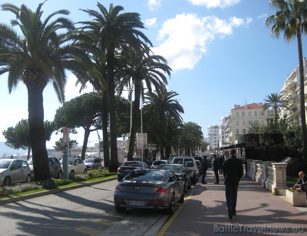 Bulvāris Croisette iet gar jūras krastu un šeit atrodas labākās Kannu viesnīcas un ekskluzīvākie veikali - Dior, Armani, Channel u.c. 41912