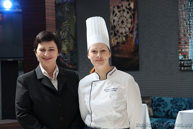 Par viesu galdu rūpējas izcili virtuves pazinēji (no kreisās): Inese Vīcupa un šefpavāre Svetlana Riškova 42450