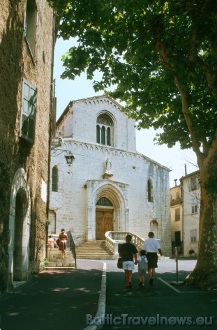 Vecpilsētā atrodas brīnišķīga 13. gadsimta Dievmātes katedrāle (Notre Dame du Puy), kurā glabajas Lui Brea, Fragonarda un Rubensa darbi Vecpilsētā atrodas brīnišķīga 13. gadsimta Dievmātes katedrāle (Notre Dame du Puy), kurā glabajas Lui Brea, Fragonarda un Rubensa darbi 42374