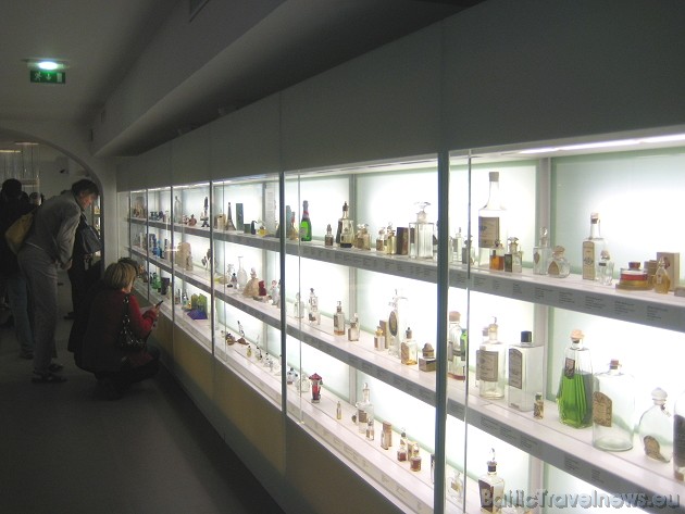 Muzeja ekspozīcijā ir rituāli priekšmeti no Meksikas un Eiropas smaržu pudelītes 42389