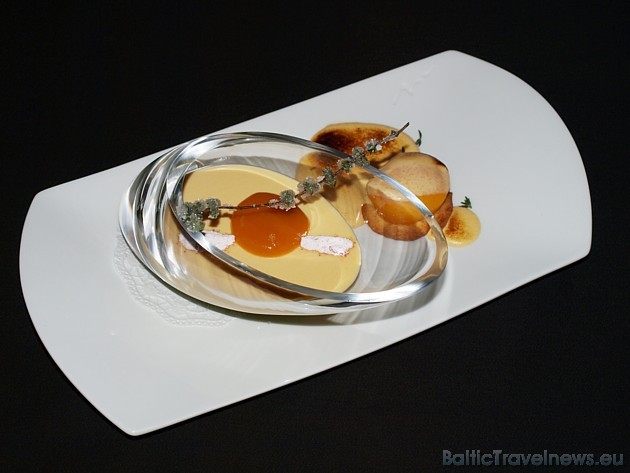 Restorāna apmeklētāji var pamieloties ar aprikožu panna cotta ar piparmētru želeju un grilētām aprikozēm medus, timiāna sabajonā 42487