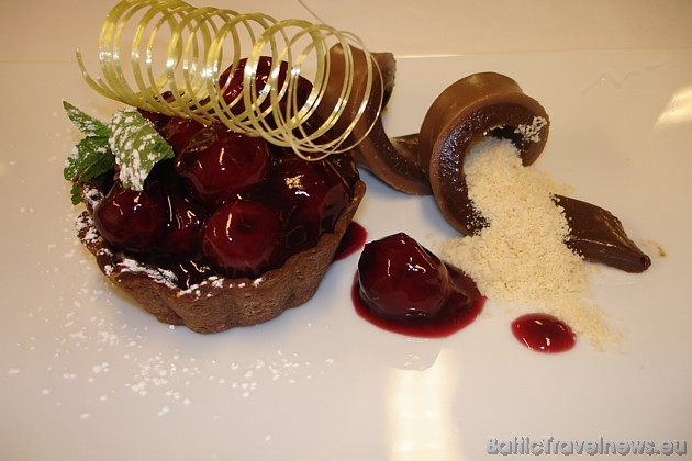 Desertam - šokolādes linzertarte ar ķiršiem balzamiko – sarkanvīna mērcē un sauso karameli 42496