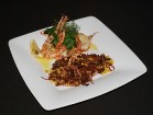 Grand Palace Hotel restorānos pieejama vienota pusdienu un vakariņu ēdienkarte 
Attēlā: grilētas garneles ar siltiem gaileņu, kukurūzas, šalotes sīpo 4