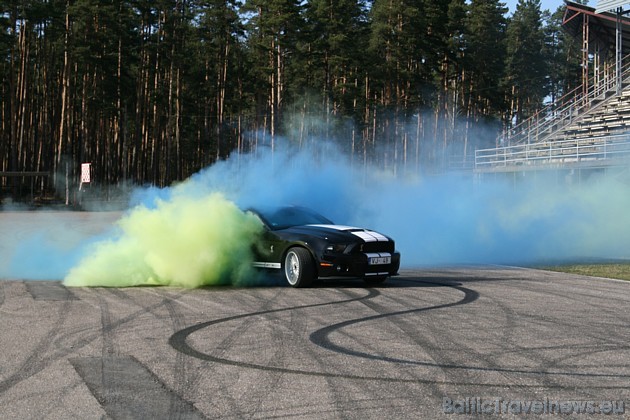 Visiem par prieku krāsainas riepas kūpinās drifteris Ingemārs Jēkabsons ar Latvijā vienīgo Mustang Shelby Visiem par prieku krāsainas riepas kūpinās drifteris Ingemārs Jēkabsons ar Latvijā vienīgo Mustang Shelby 42531