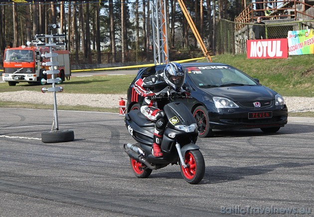 Motosportists Raimonds Pastars ar motorolleru pret Honda, kuru arī pieveic 42726