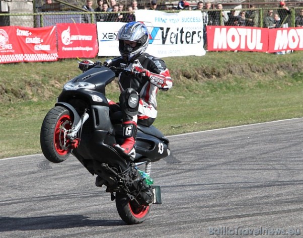 Motosportists Raimonds Pastars demonstrē trikus ar motorolleri 42728